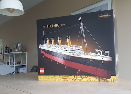 Una scatola piuttosto grande. Non c'è da stupirsi, visto che contiene oltre 9000 pezzi Lego.