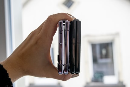 ...and can be closed flush. Samsung (left), Oppo (right).