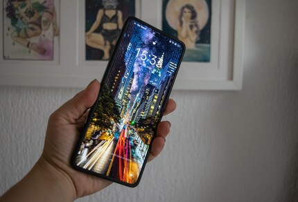 The colours of the AMOLED display are beautiful to look at.