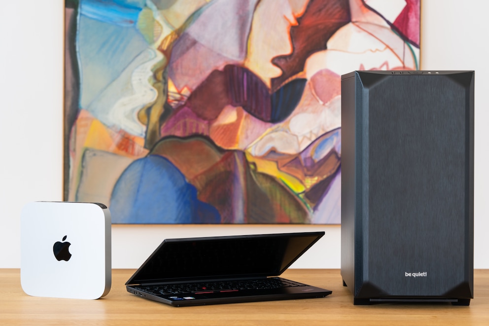 Drei der Testgeräte: Mac Mini, Lenovo ThinkPad E15 und ein selbstgebauter PC.