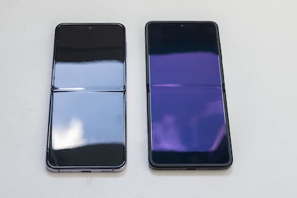  Compared to Samsung’s Flip (left), Oppo’s Flip has a less pronounced crease...