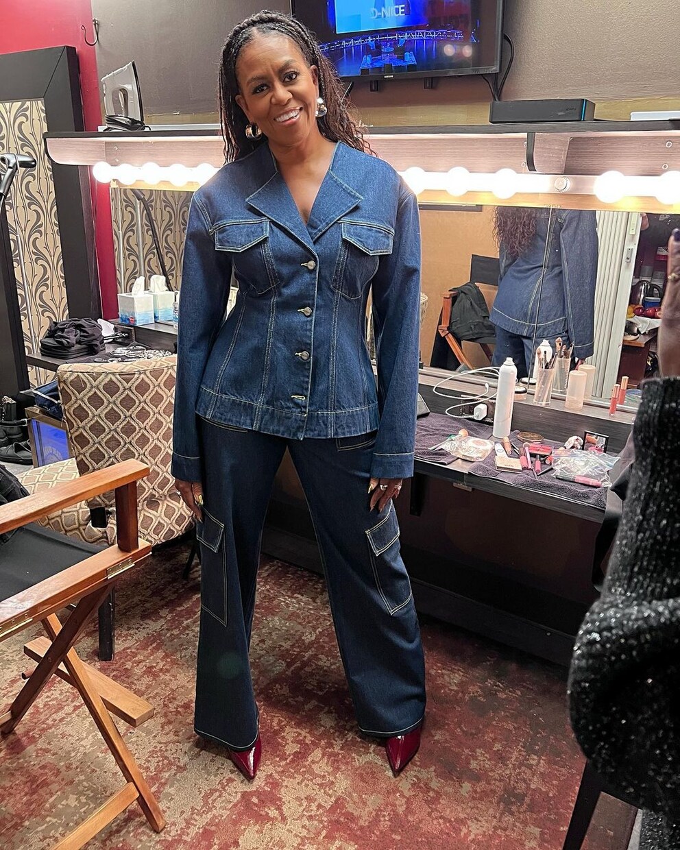 Sie ist klar Fan von Cargos: Hier trägt sie einen Denim-Look von Ganni.