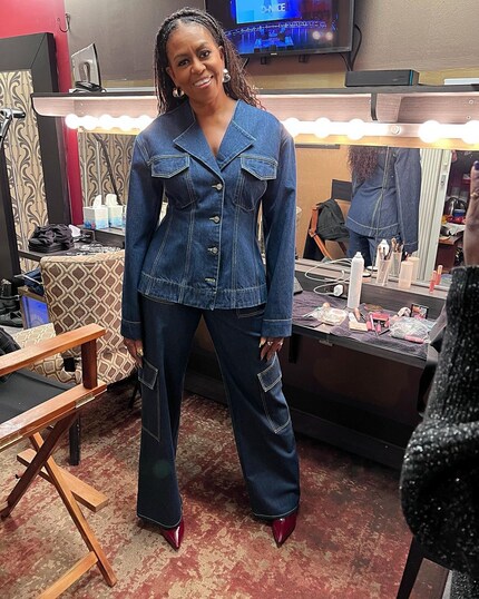 Elle est clairement fan des cargos : ici, elle porte un look denim de Ganni.
