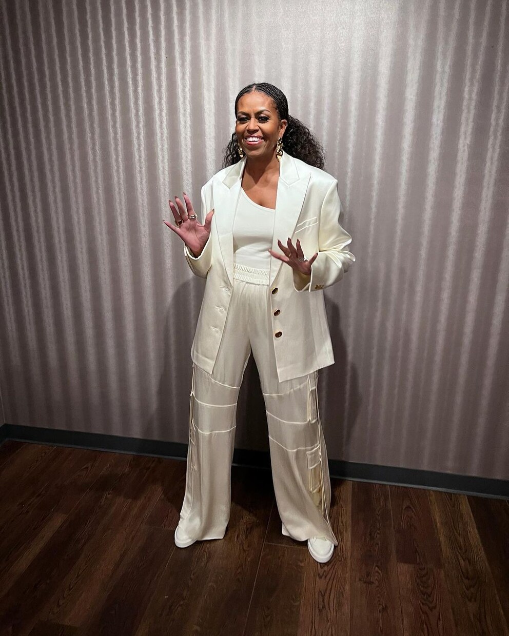 Michelle Obama in einem seidigen Zweiteiler von Balmain.