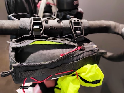Le borse da bici sono disponibili in varie misure, come la Jack Pack in formato XS per il manubrio.
