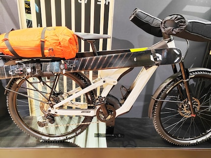 Stai scherzando? Assolutamente no! Perché non recarsi a fare sci alpinismo in bicicletta?