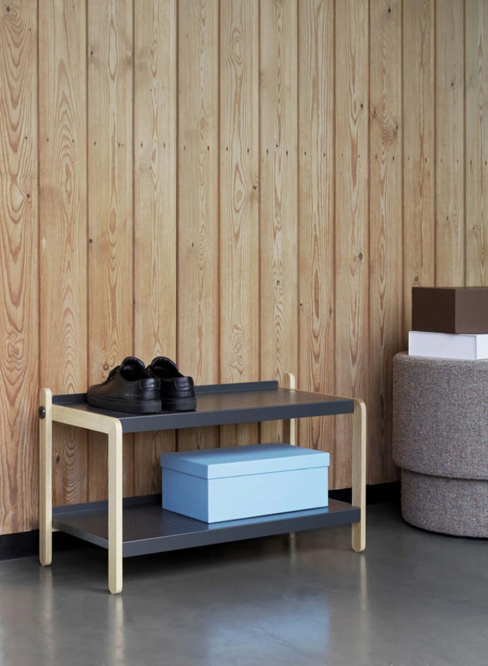 Dimensions : 34 x 76 x 42 cm | Matériaux : frêne, acier | Photo : Hübsch