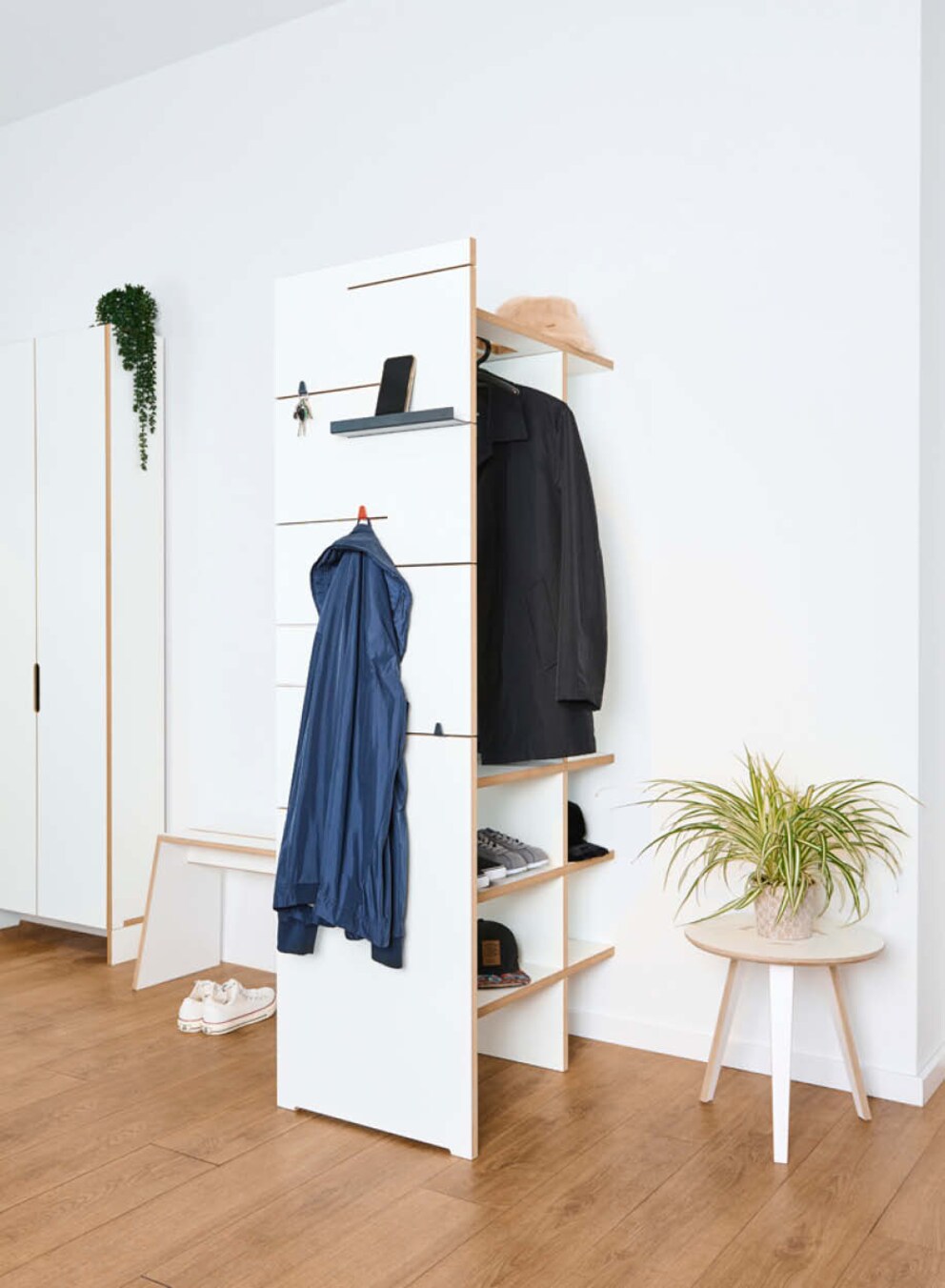 Dimensions : 50 x 80 x 180 cm | Matériau : bois de chêne | Photo : Tojo