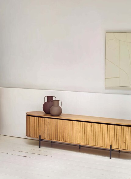 Dimensions : 43,5 x 200 x 55 cm | Matériaux : acacia, MDF, métal | Photo : Kave Home
