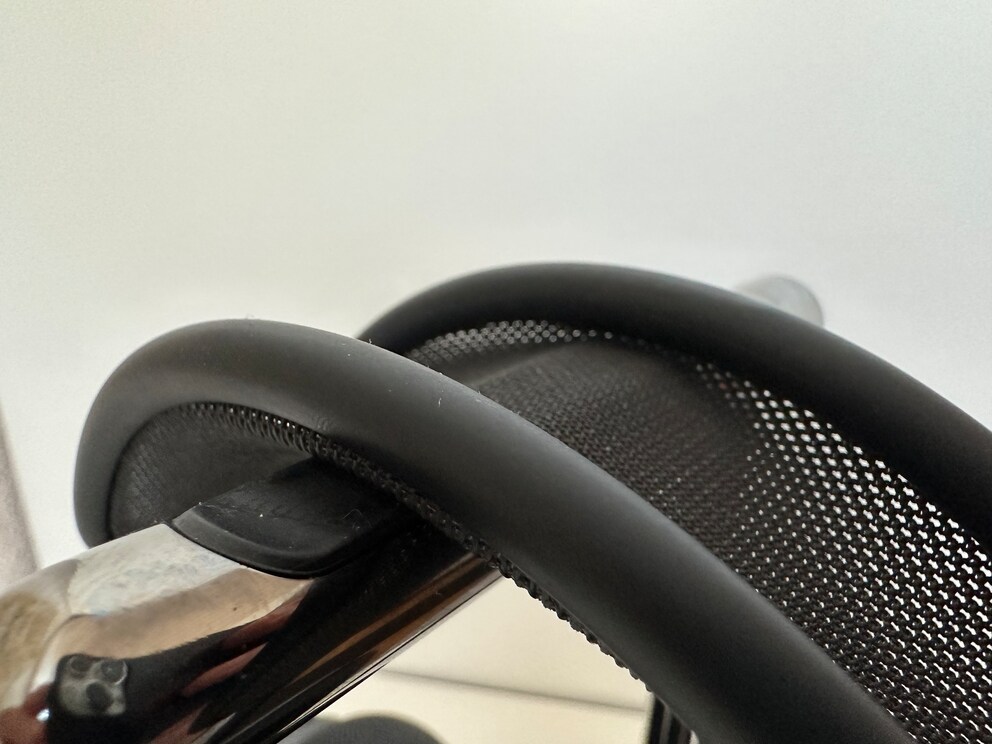 Il carico è sul tessuto degli AirPods Max.