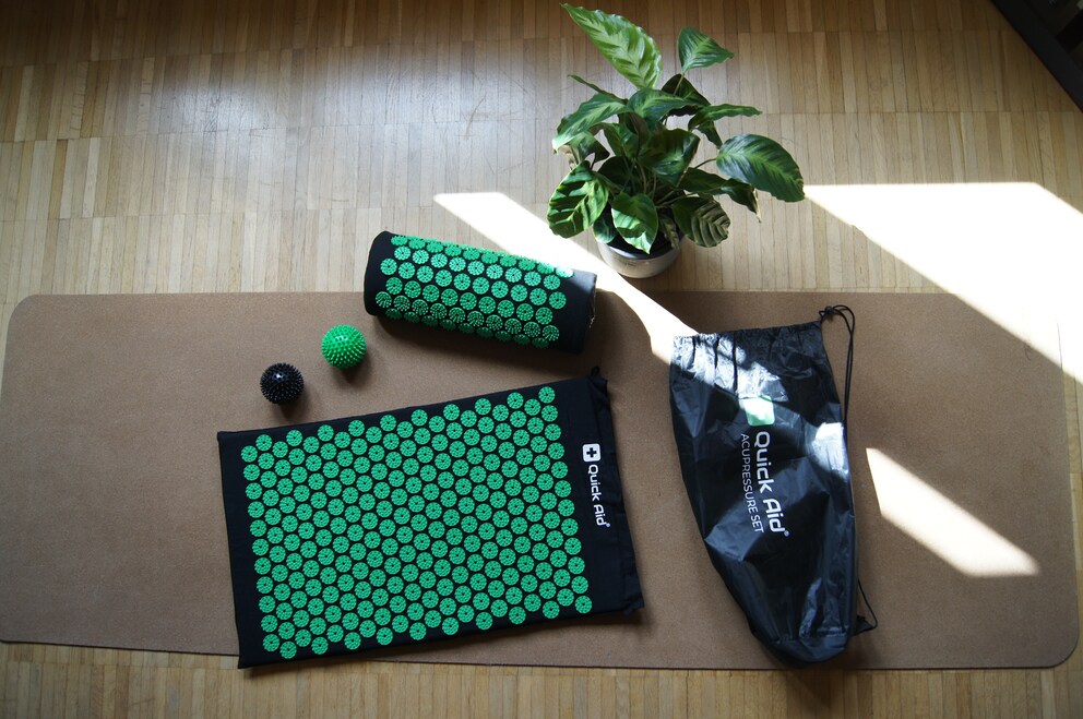 The Quick Aid acupressure mat comes with two spiked balls.