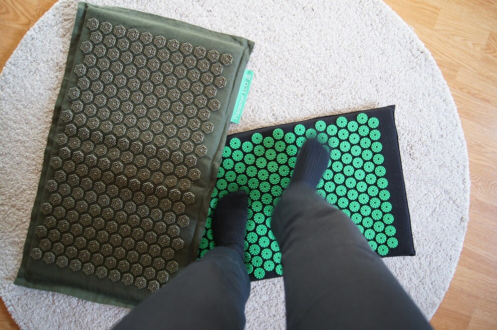My first attempts at walking on the Quick Aid mat succeed without any painful incidents.