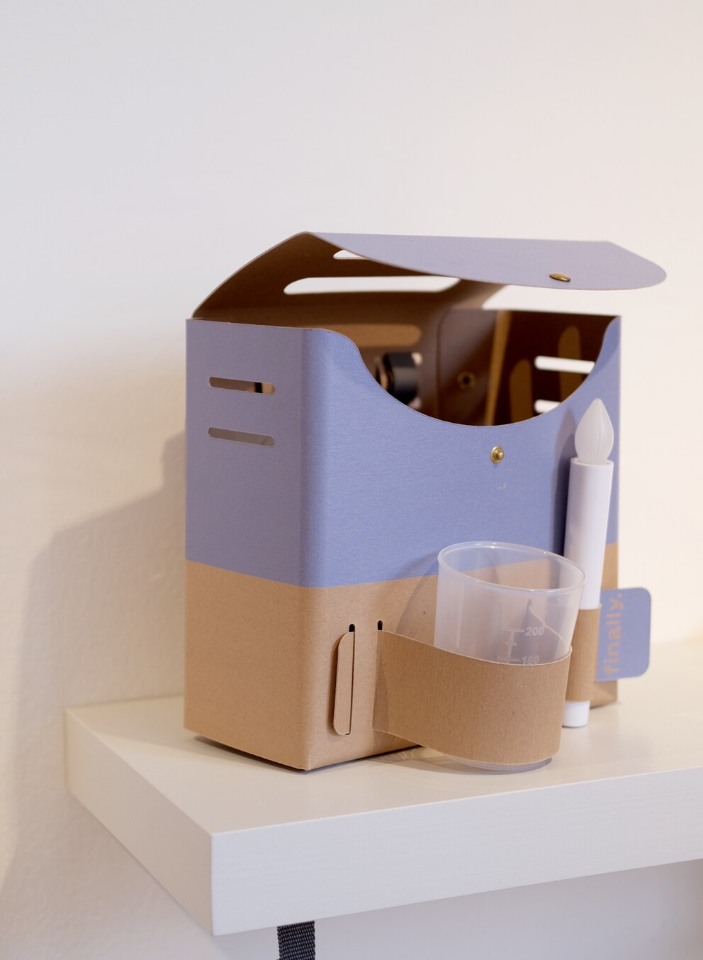 It’s useful during hospital stays. The bed box also works like a suitcase and is designed to be transported from A to B.