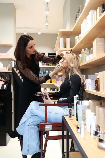 In der Anastasia-Beverly-Hills-Masterclass im Beauty Lab demonstrierte uns Florica ein «full face of make-up» an Model Alessia.