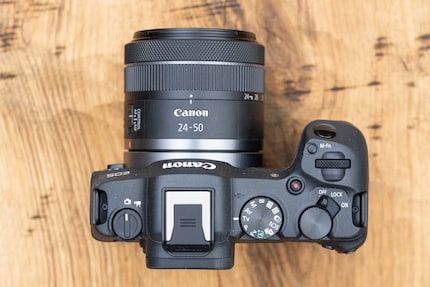 Le dessus du R8 est similaire à celui du R6 Mark II.