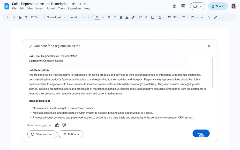 Aus dem Prompt «Job-Ausschreibung für einen regionalen Verkaufsleiter» schreibt Google Docs im Beispiel selbstständig ein Inserat, das sich danach noch bearbeiten und verfeinern lässt.