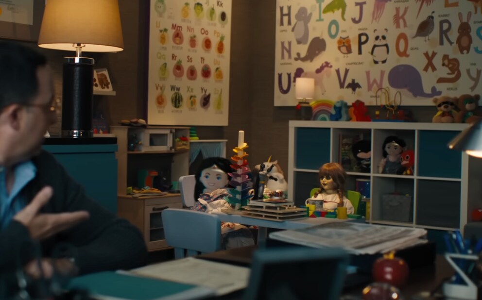 Anspielungen wie Puppe Annabell gibt es einige.