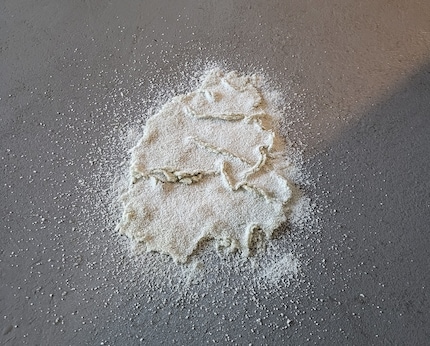 A peine ai-je saupoudré la poudre sur la flaque d'urine que le pikosch absorbe le liquide.