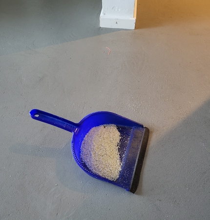 Rapidement, à l'aide d'une balayette et d'une pelle à ordures, on ramasse et on jette.