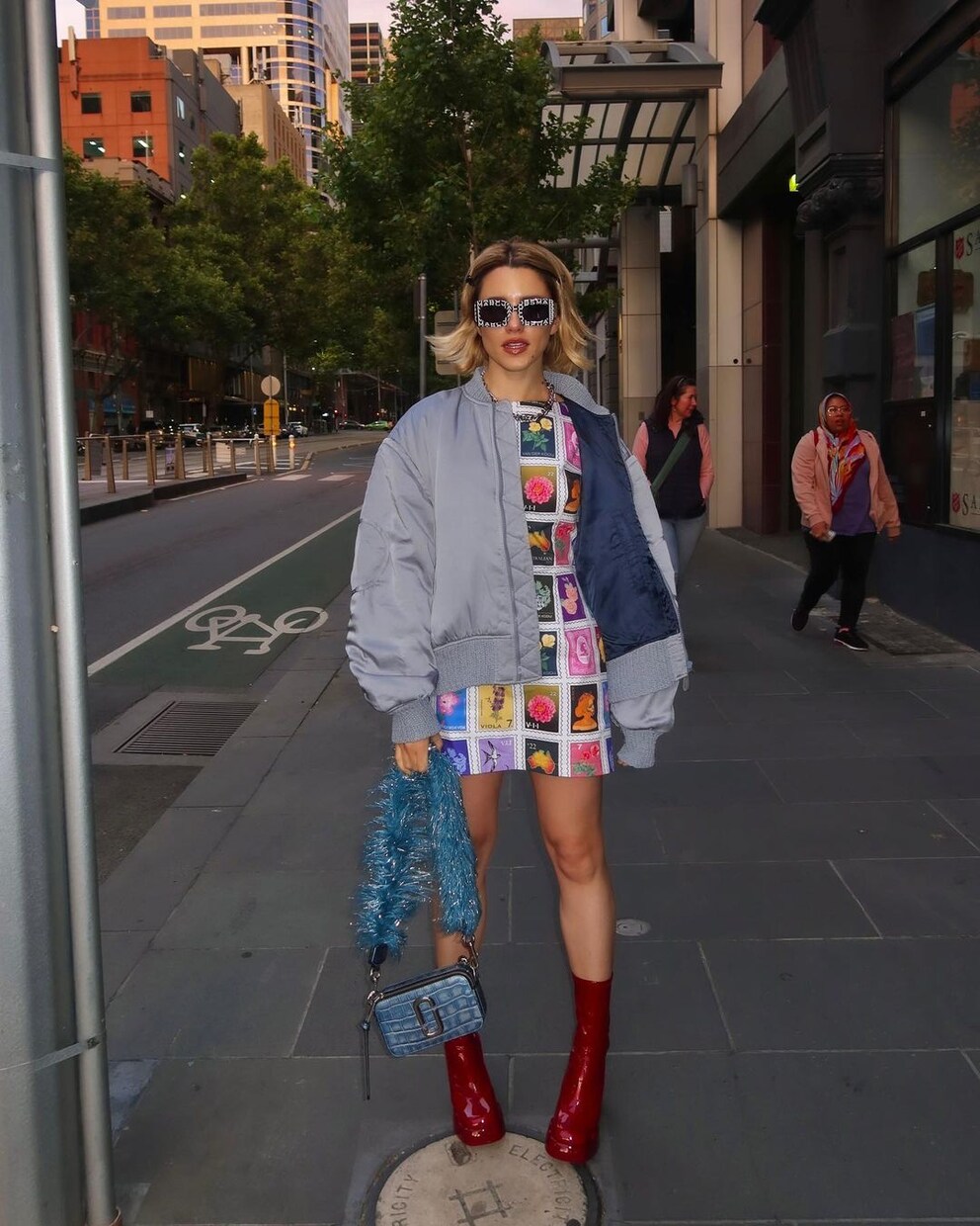 Eine Satin-Bomberjacke ergänzt diesen funky Look perfekt.
