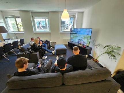 Nell'area spettatori, le persone che accompagnavano i giocatori potevano seguire l'azione su una grande TV.