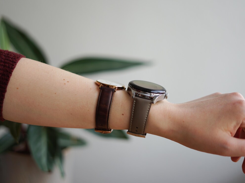 Il confronto con il mio orologio analogico dimostra che lo smartwatch è spesso.