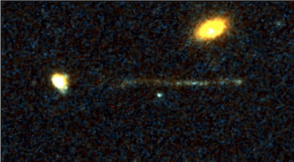 Un buco nero in fuga | Una stretta striscia di giovani stelle si trova al di fuori della galassia. All'estremità della striscia, gli scienziati sospettano la presenza di un buco nero estremamente massiccio che è stato espulso dalla galassia.