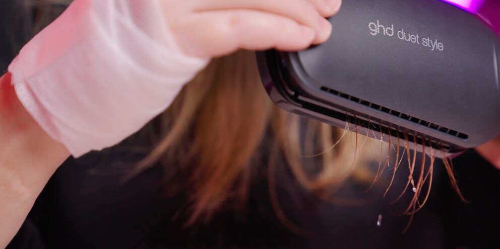Ghd recommends applying the «Sleek Talker» beforehand. This styling oil is designed to protect hair from heat damage.