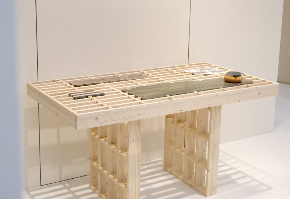 La structure en bois de la « Remnant Table » est parfaitement adaptée à chaque morceau de marbre cassé. 