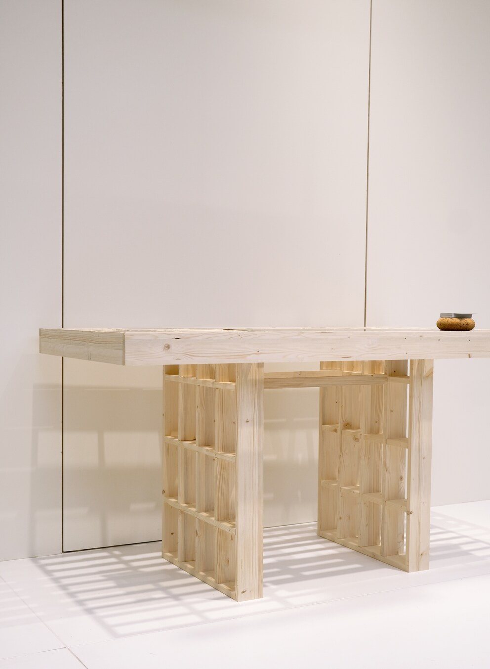 M. Ayala Herrera a conçu une structure en bois adaptée à chaque pièce. 