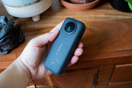 Die Insta360 X3 ist leicht und handlich – vielversprechend für die Ferien.