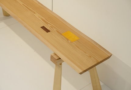 Questa panchina è una sorta di patchwork di legno.