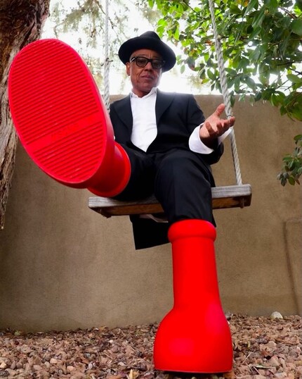 L’acteur Giancarlo Esposito dans les « Big Red Boots » de Mschf.