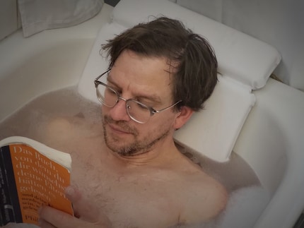 Je le fais souvent et avec plaisir : prendre un bain tout en lisant un livre