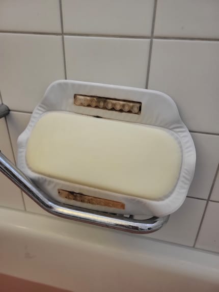 Heureusement, je ne vois pas ce côté sale de mon ancien oreiller quand je me baigne.