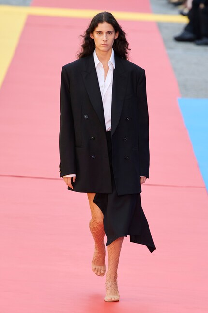 Le beige ou les couleurs vives fonctionnent également en résille ou en dentelle.