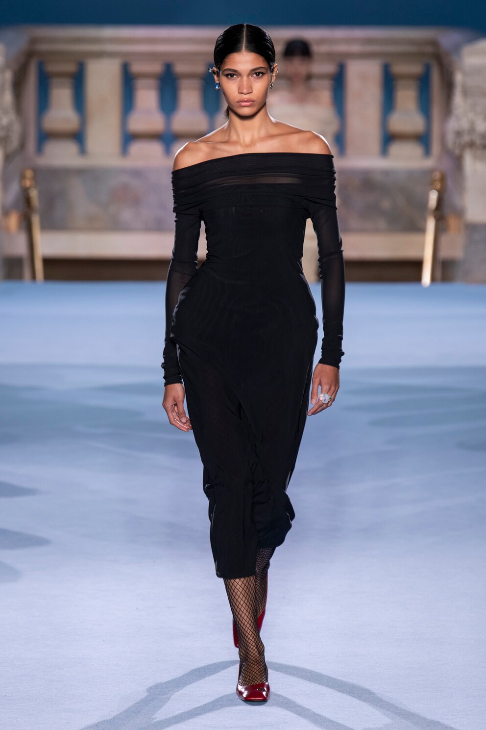 Der Brand Tory Burch zeigt, wie Netzstrümpfe besonders elegant gestylt werden können.