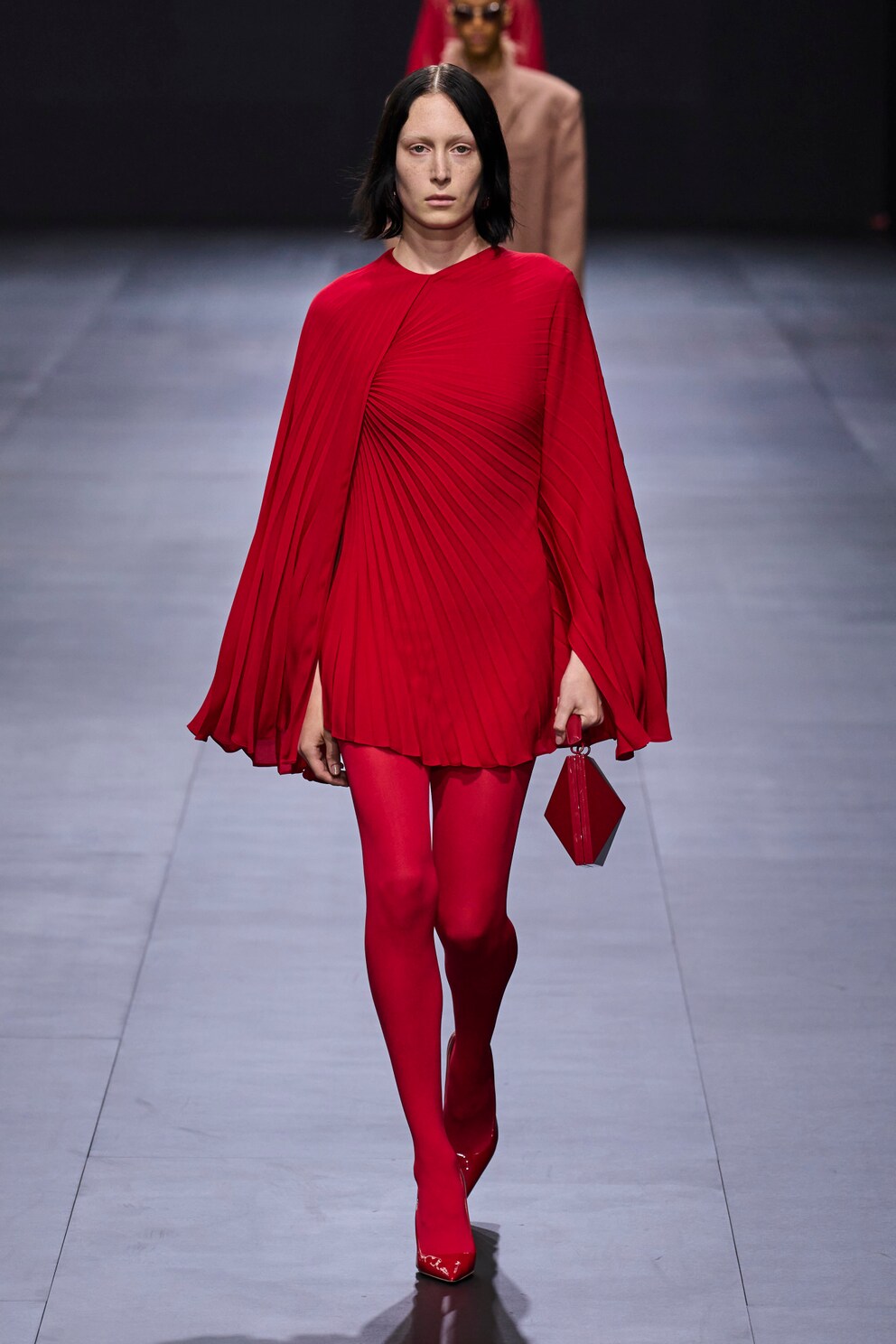 Bei diesem Valentino-Look wurden die Beine – und der ganze Rest – einmal komplett in Rot getaucht.