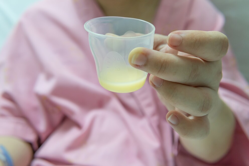 Die Vormilch ist gelblicher als die spätere Muttermilch – und reich an Eiweiss und Vitaminen.
