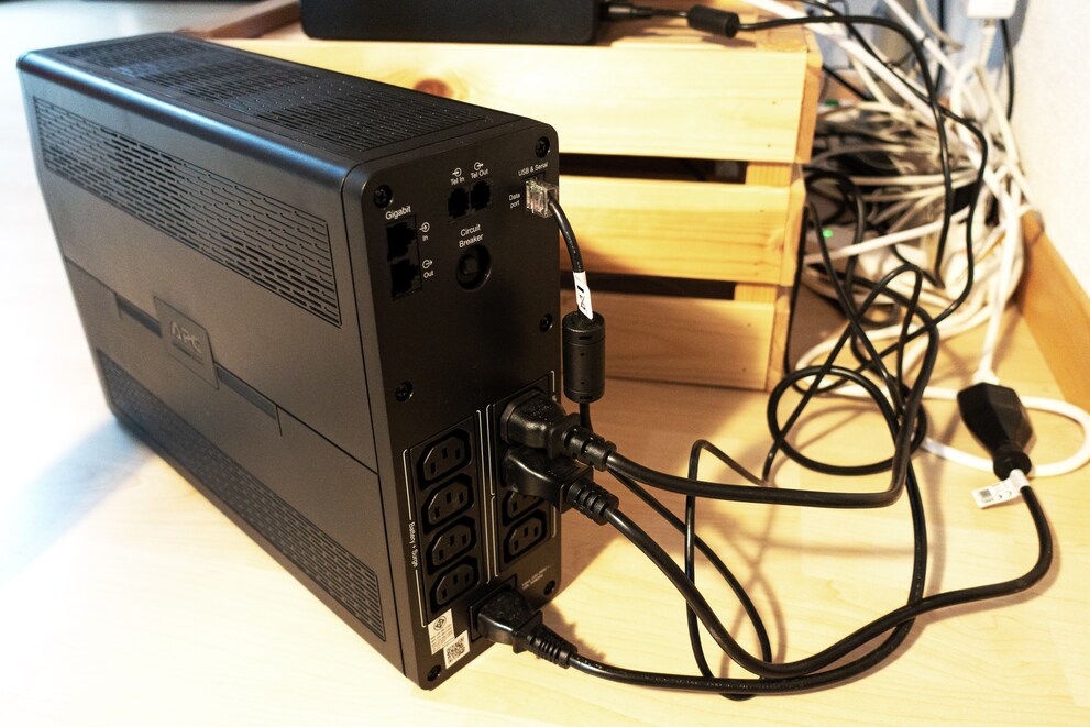 Il retro dell’UPS e il mio groviglio di cavi.