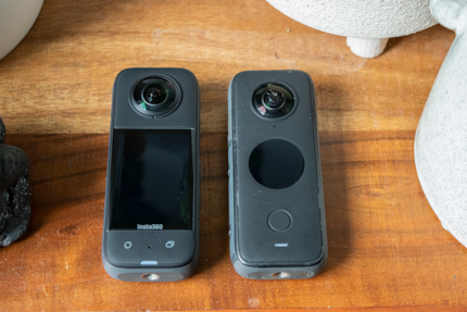 Die Insta360 X3 links lässt sich auf dem grossen eckigen Bildschirm leichter bedienen als die Insta360 One X2 rechts mit dem runden kleinen Display.