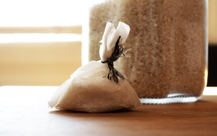 Since moisture can enter the sugar along with the vanilla seeds, make sure to throw in a rice bag. The rice will dry the sugar within a week. But you can also enjoy the vanilla sugar beforehand.