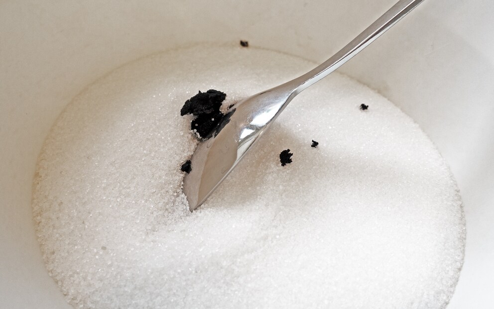 La meilleure façon de mettre la pâte de vanille dans le bol est de la racler avec le couteau de la cuillère.