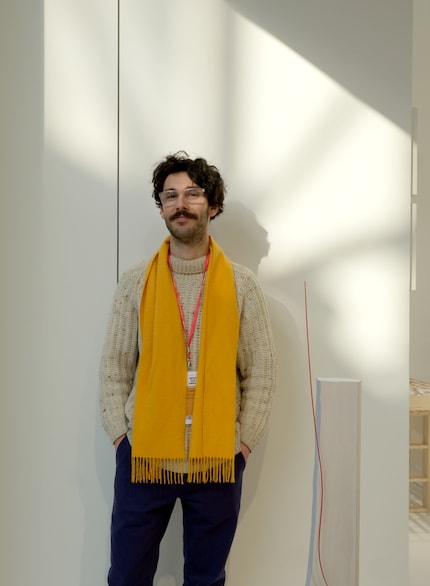 Álvaro dà al legno un po' più di colore del solito.