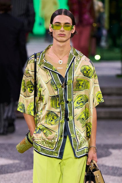 Tinte abbinate nella collezione estiva Versace '23.