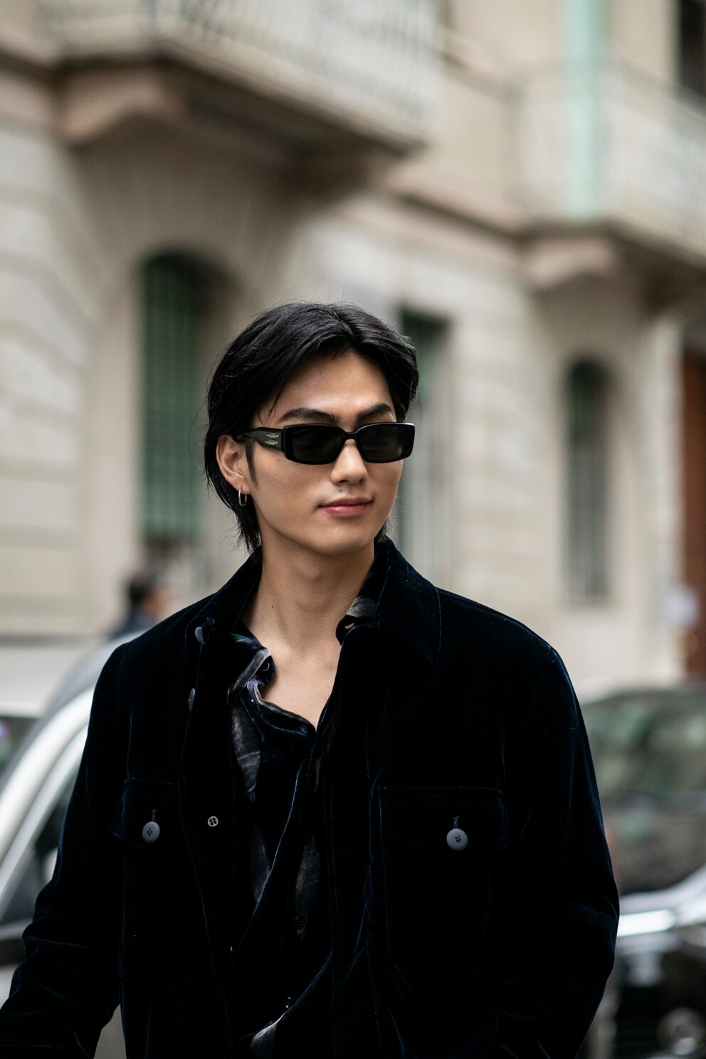 Mit einer unifarbenen rechteckigen Sonnenbrille kannst du nicht viel falsch machen.