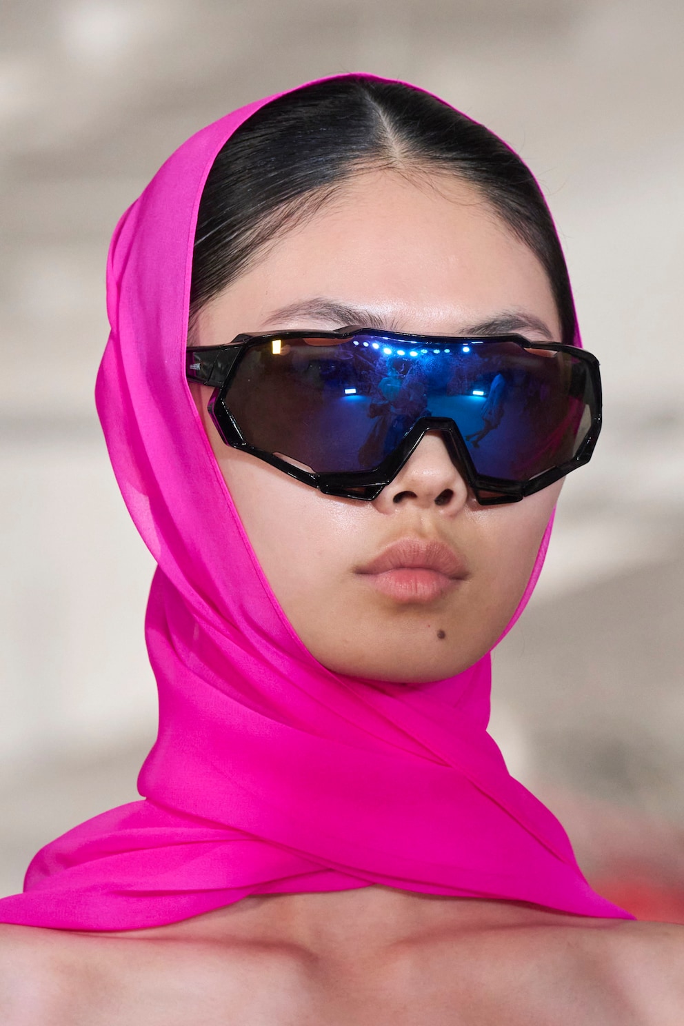 Die Sportbrille aus der Sommerkollektion '23 von Prabal Gurung bildet einen spannenden Kontrast zur eleganten Kopfbedeckung.