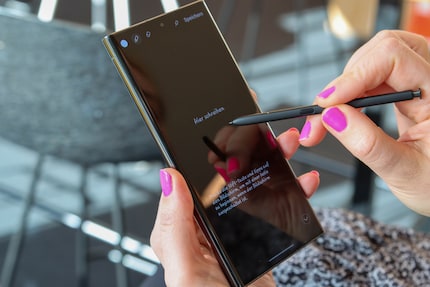 The stylus lets you take notes without unlocking your smartphone.