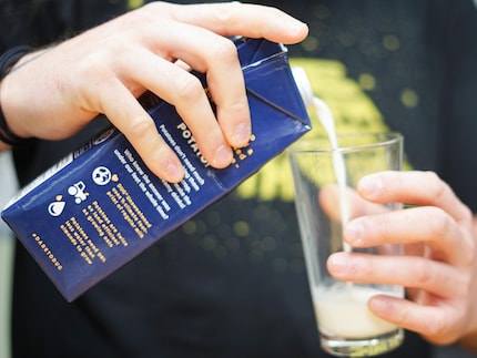 Die Herdöpfelmilch schmeckt entgegen anfänglicher Bedenken nicht wie wässeriger Herdöpfelstock.