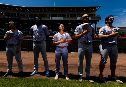 Une joueuse de baseball professionnel féminine réussit dans la ligue professionnelle masculine : Al Bello, États-Unis